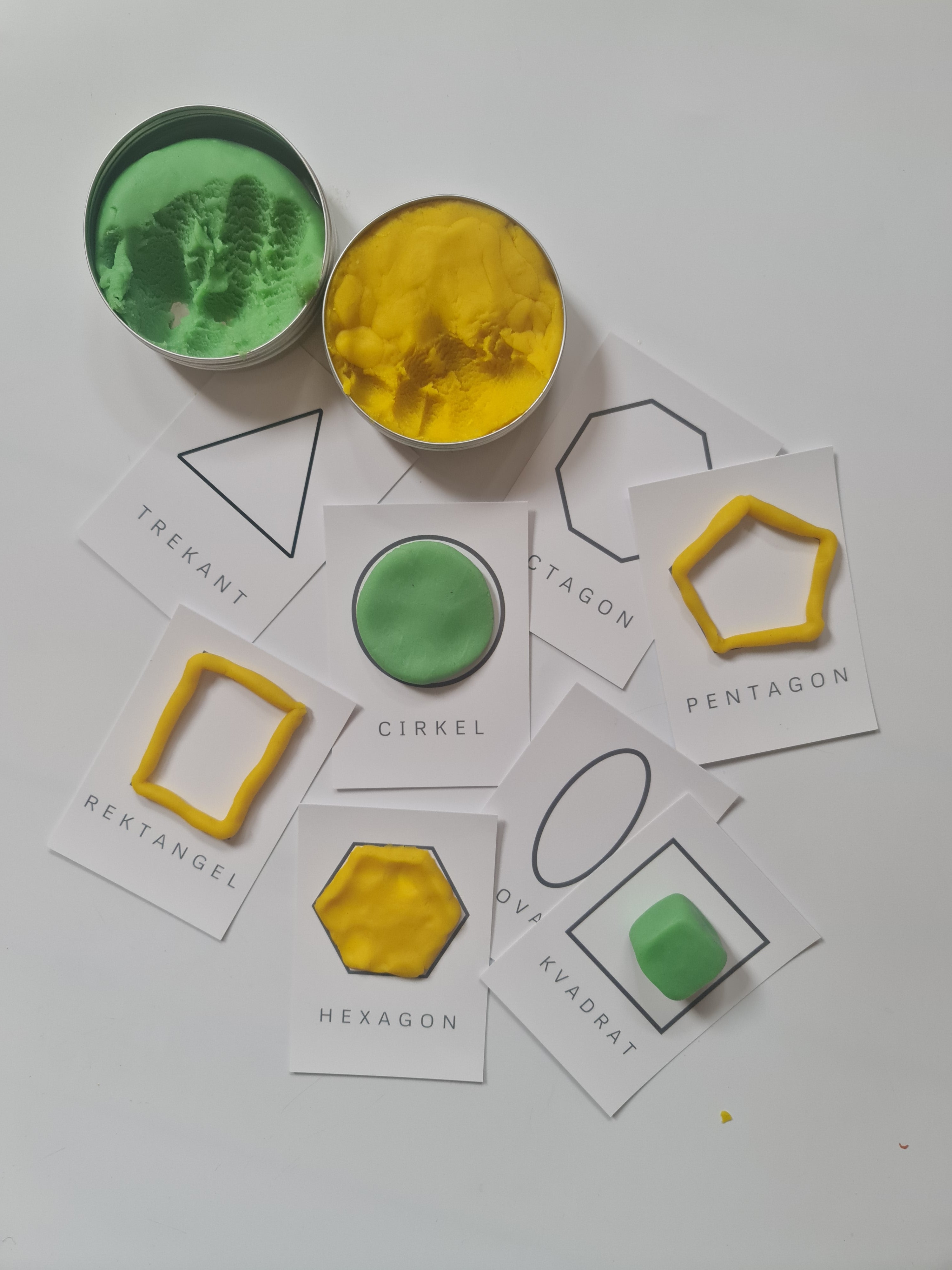 4 lege med geometriske figurer