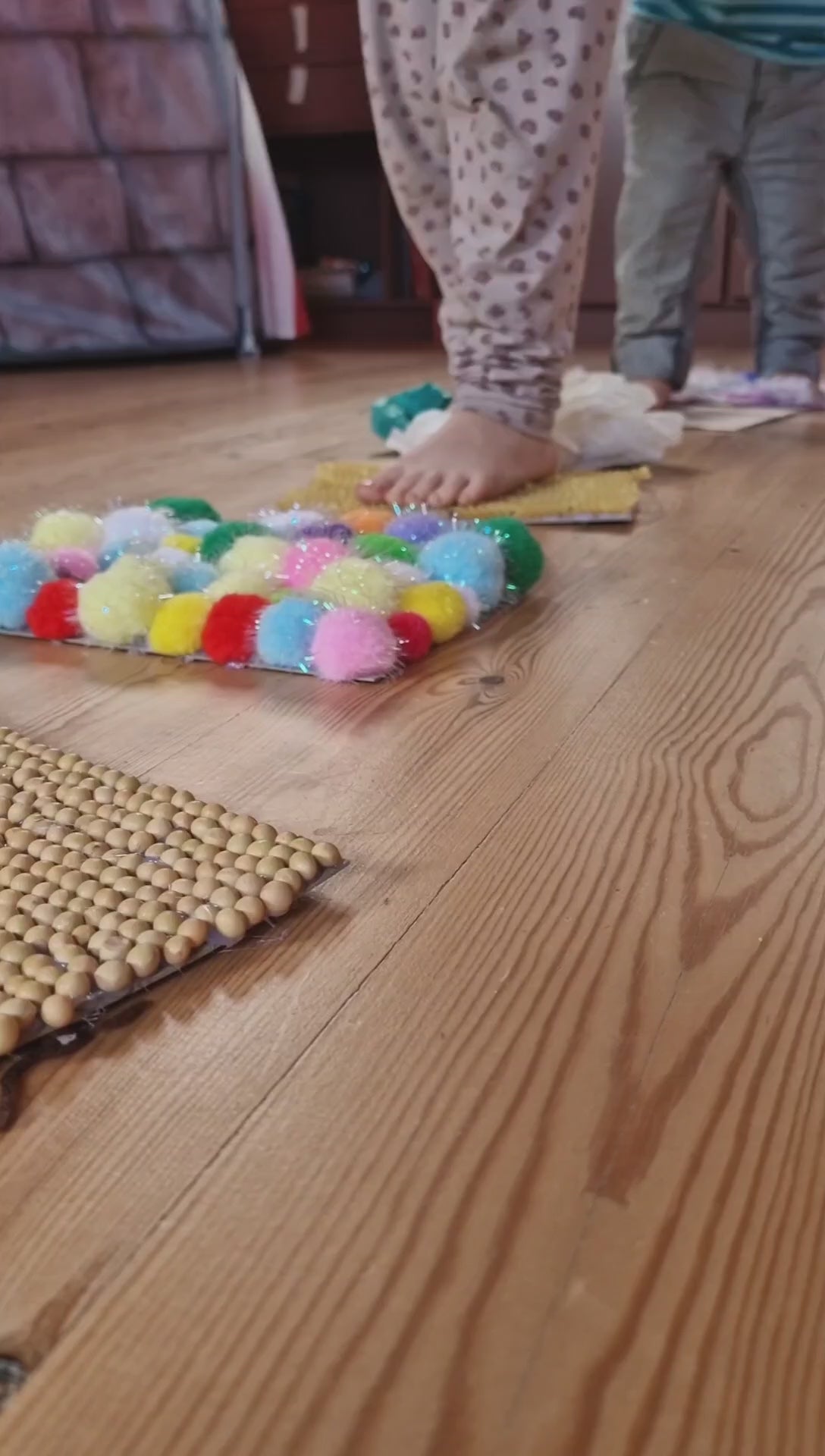 Video om den store sansepakke, der viser nogle af aktiviteter i bøgerne. Lær om de 5 sanser med børn.